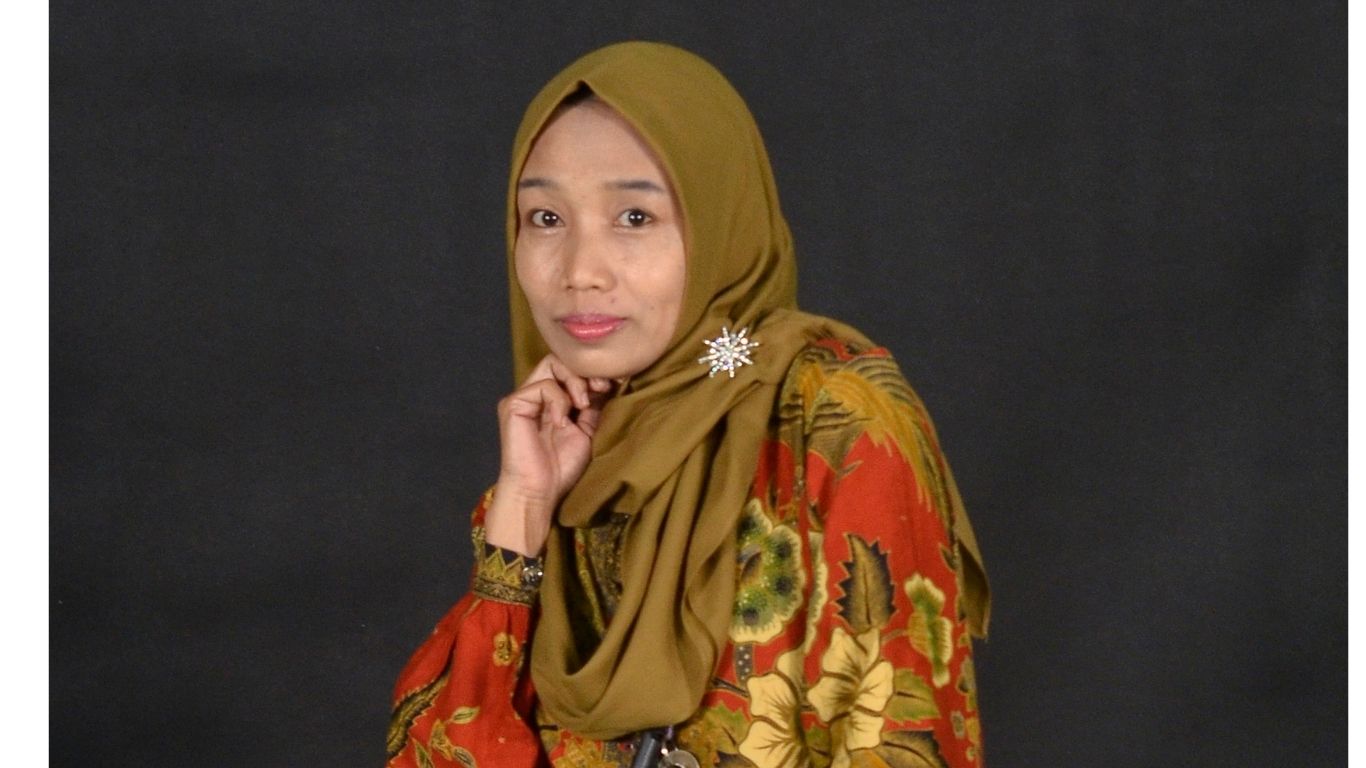 Foto Lina Octaviani, S.Pd, S.Hum.